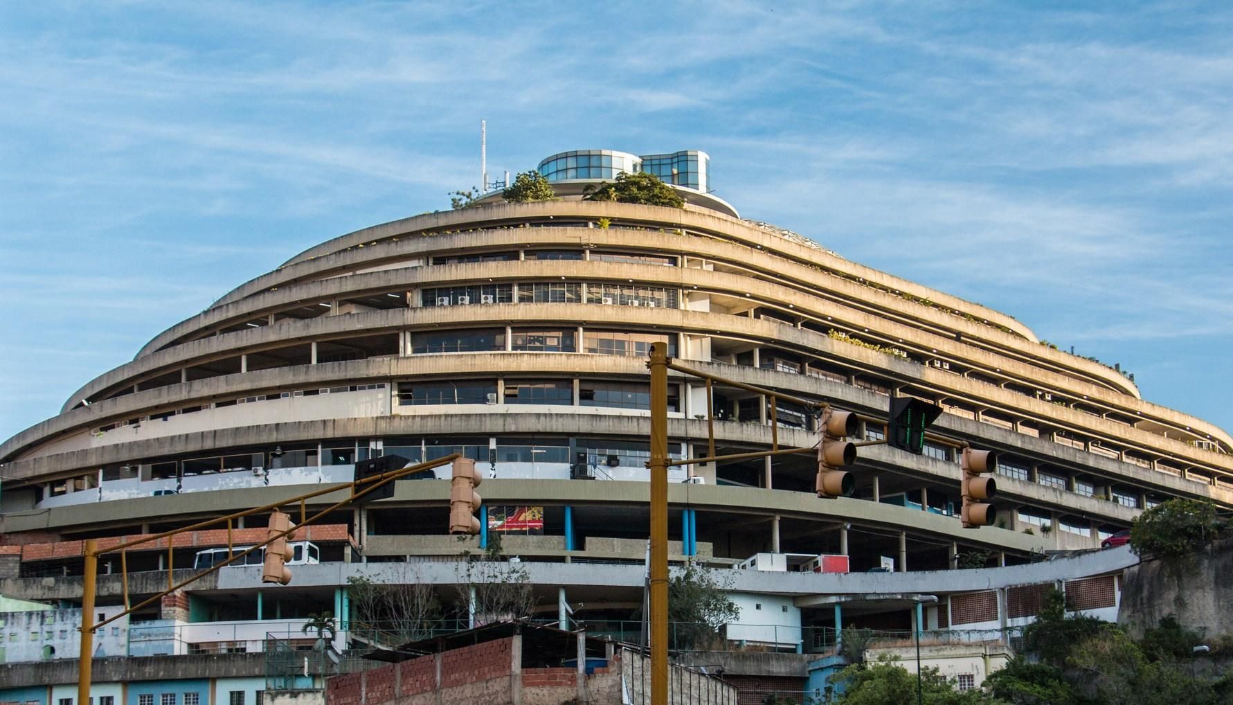 Огромный еле влазит. Геликоид (Каракас). Торговый центр в Каракасе. Торговый центр в Венесуэле. Каракас Молл торговый центр в Каракасе.